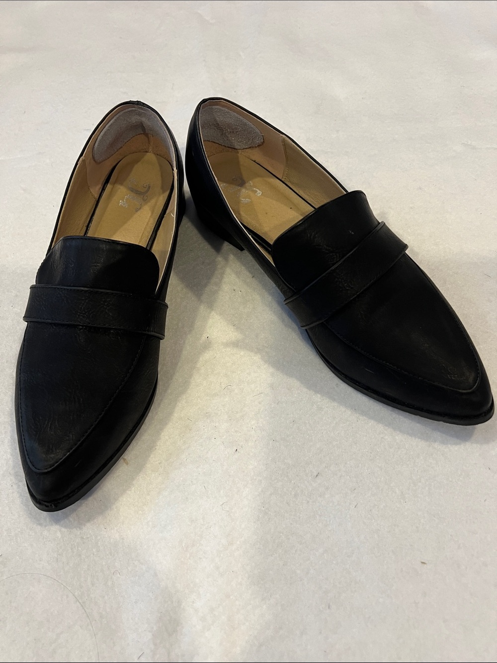 JG Women’s Black Pointed-Toe Loafers